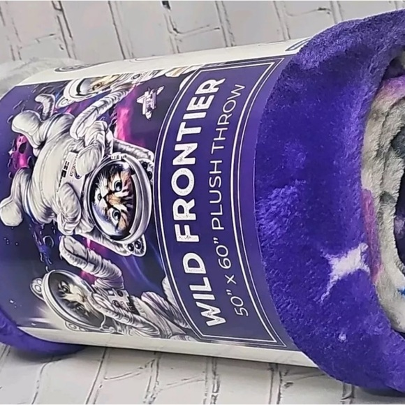 WILD FRONTIER PLUSH THROW WILDERNESS SPACE CATS ASTRONAUT 50" X 60" Soft - Picture 5 of 8
